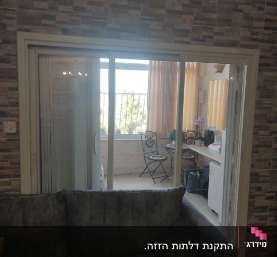 דלת הזזה מאלומיניום עם נוף למרפסת
